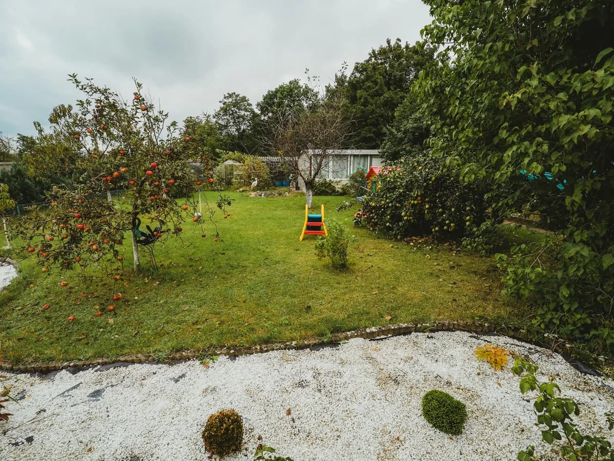 Titelbild der Anzeige Gartenstück mit Obstbäumen hinterm Haus